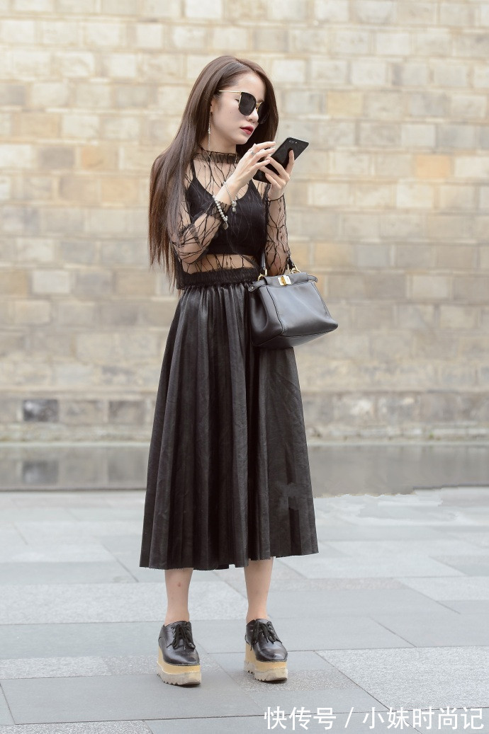 街拍|成都街拍,单排扣牛仔短裙搭配白色T恤,时髦与魅力并存!