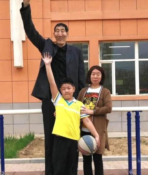 遗传性|“中国第一巨人”56岁娶妻,不顾医生劝阻生娃,现在孩子怎么样
