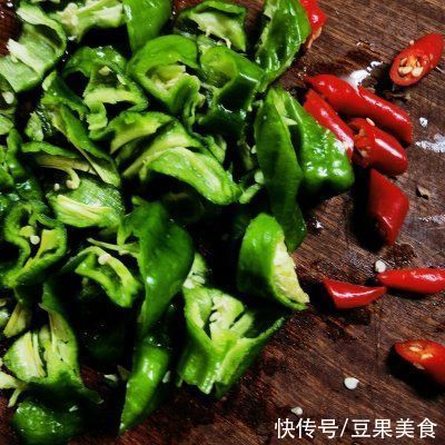  正宗地道的美食记之十五：尖椒炒水牛肉做法，速来围观