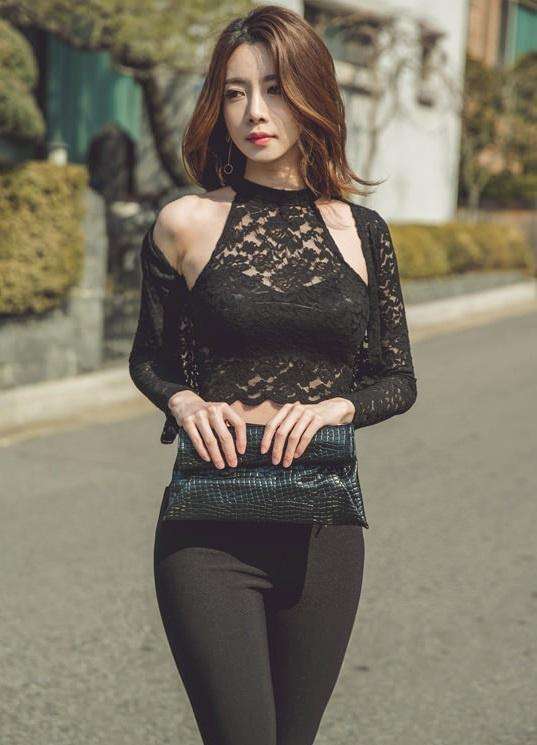 紧身裤|长发披肩的小美女,镂空上衣配紧身裤,女神气质与众不同