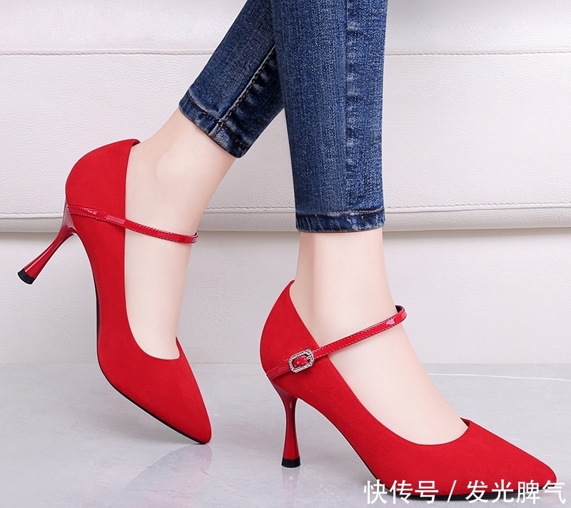 高跟鞋虽好，但太累脚！如今流行这“猫跟鞋”，舒适不累脚显高
