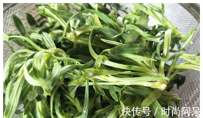 小技巧|炒菜油老往外崩怎么办?教你1个小技巧,再也不怕炒菜崩油了