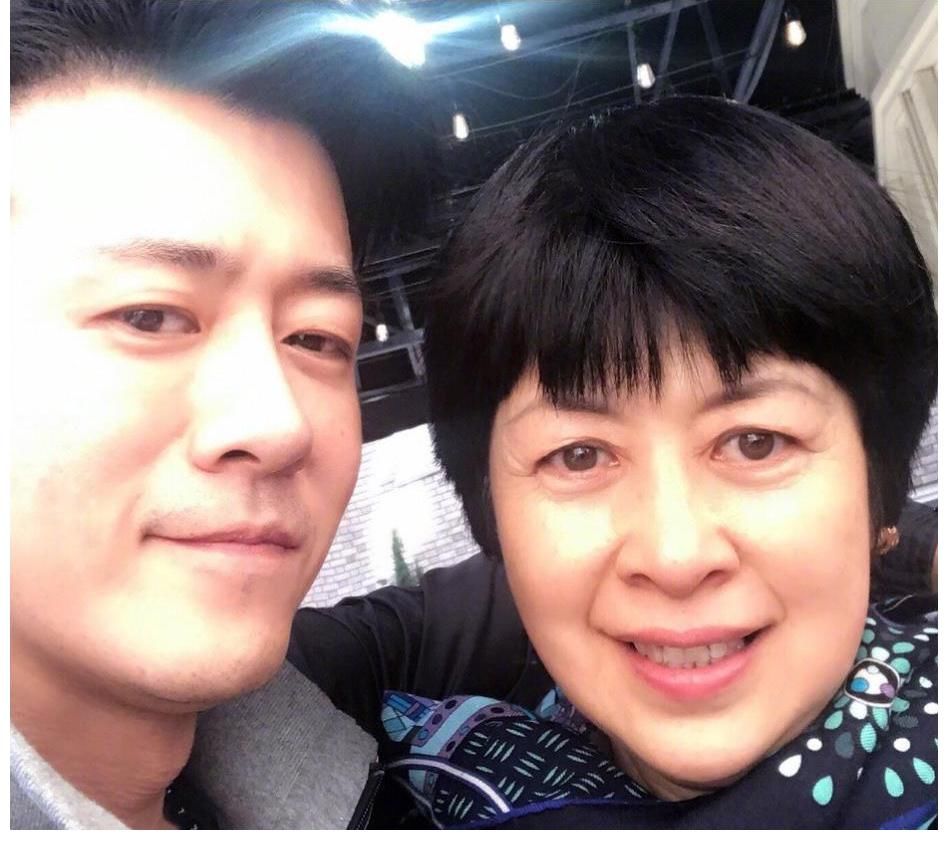 嘉行|85花的强大闺蜜:赵丽颖有贵人保驾护航,杨幂的经纪人带她发财