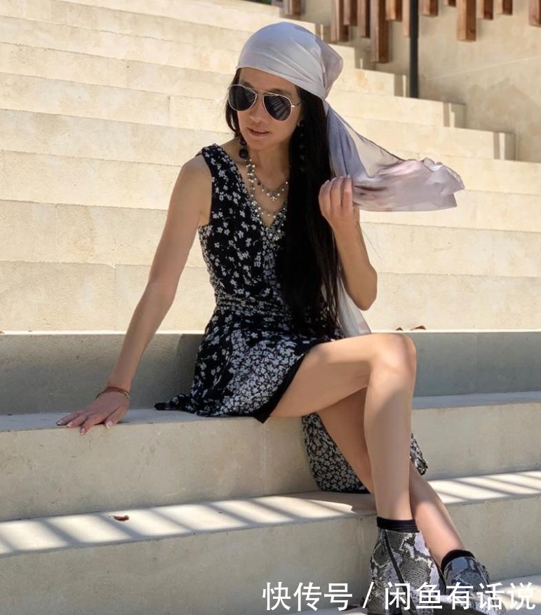 线条|70岁王薇薇还追求纸片身材,穿一身黑气质高级,却被眼睛暴露年龄