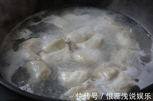 煮冻饺子,最忌开水下锅!记住3个技巧,爽滑筋道,不开裂不破皮