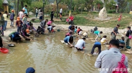 小镇|中国“最有钱”的小镇，每月倒20万黄金在河里任你捡，谁捡到还能带走？