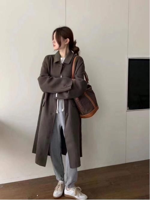 冬季大衣怎么穿才精致？这几款韩系搭配保你喜欢，简约又很淑女