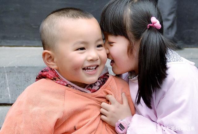 规矩|弟弟“伺候”刚洗完澡的姐姐火了,网友:让姐姐收拾得明明白白的