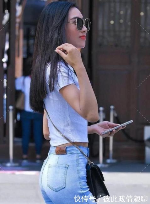 配饰|白色T搭高腰牛仔裤，大方气质又显瘦，而且减龄又时尚