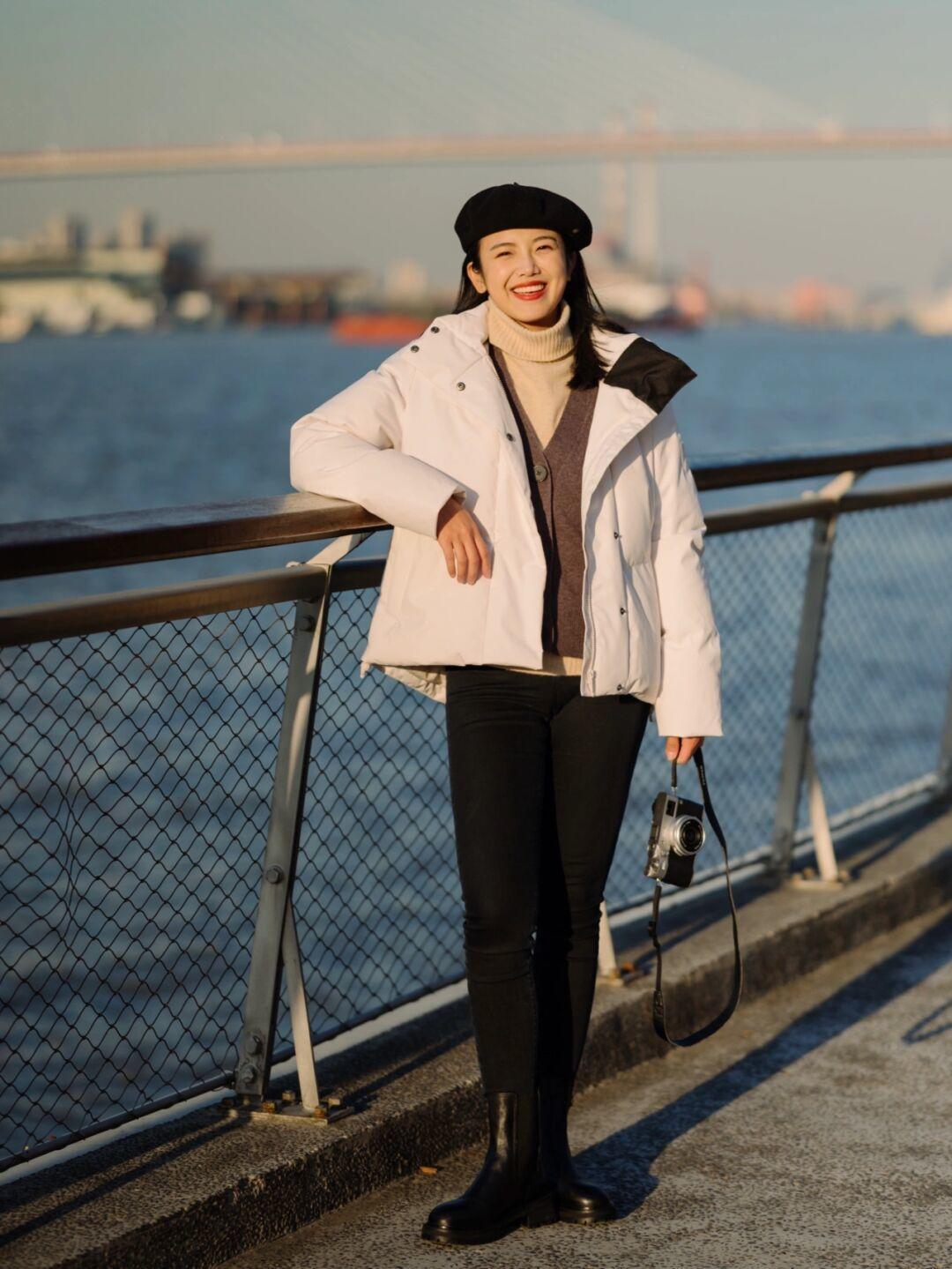 修身牛仔裤 寒冷的冬季怎么穿?羽绒服的搭配思路总结好了,穿出优雅时髦