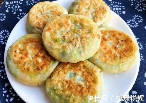 黑木耳|酥脆焦黄的黄金元宝馅饼，美味的早餐美食，一碗胡辣汤，人间美味