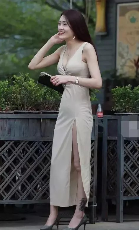 时尚街拍:美女一袭单开叉吊带连衣裙,尽显凹凸有致身材