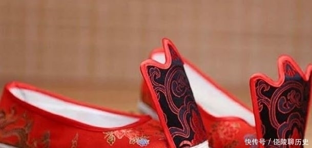 上翘|为何古人穿的鞋子前头总是翘起来?佩服老祖宗的智慧