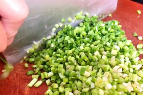 饭店的韭菜饺子为啥好吃？大厨：多加这1步，韭菜翠绿不出水