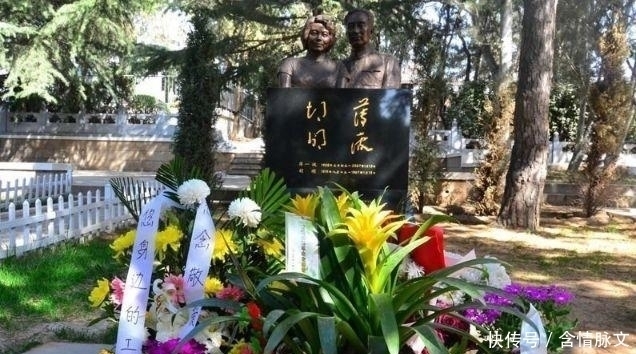 薄一波墓地,规制简单,鲜花不断,与妻子同日去世,雕像寓意美好