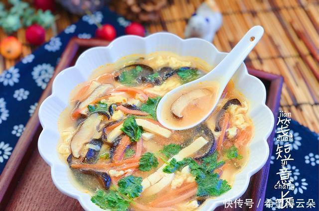 香菇|学会做这碗酸辣汤,天凉降温喝1碗,酸爽开胃又驱寒,全身暖暖的