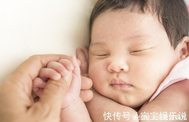 入睡|宝宝为何喜欢被母亲抱着睡培养孩子睡眠好习惯,做好4点很关键