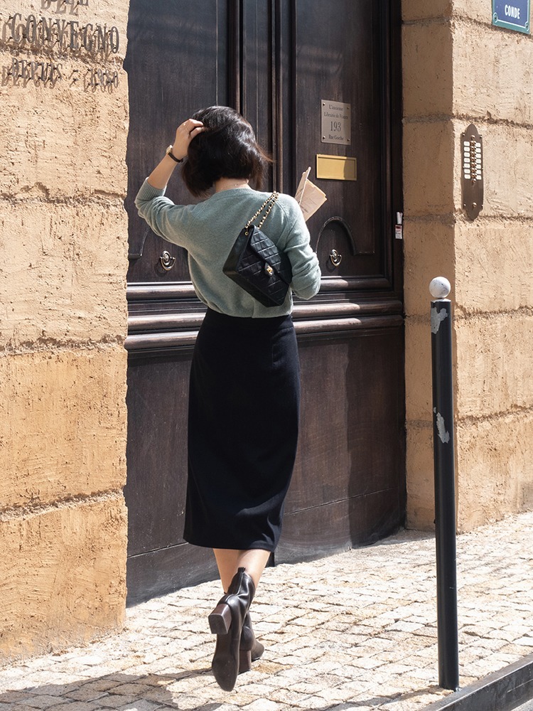 针织衫 果然!40岁女人还是穿针织衫最美,配半身裙魅力十足