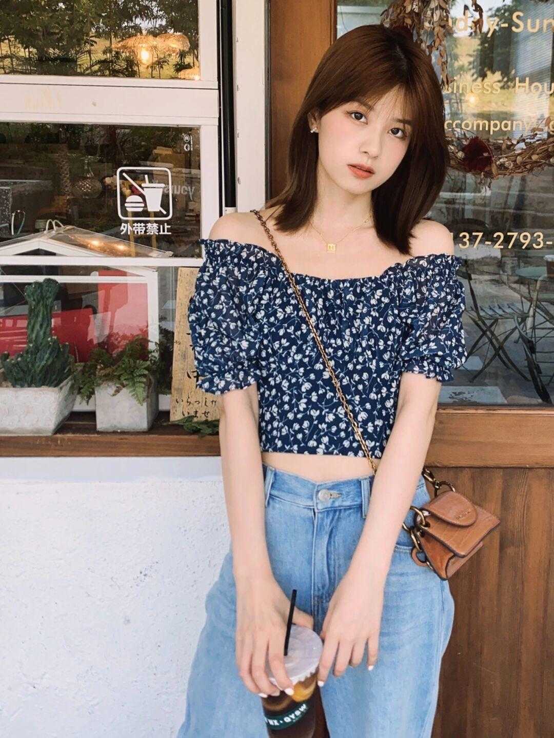 气质感|穿一字肩也可以很出众，搭配牛仔裤简约甜美，还提升气质感