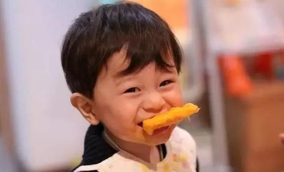 高热量|这3种食物睡前别让孩子吃,积食不说,还影响智力发育、长不高