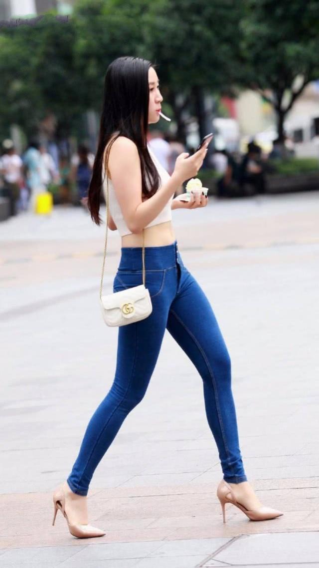 高跟鞋 清新秀美的小姐姐,牛仔裤搭配简洁的背心,很显窈窕好身姿