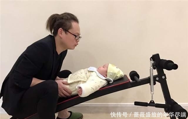 走散|3岁女孩跟爸爸走散,求助保安叔叔后,广播报出爸爸名字全场笑喷