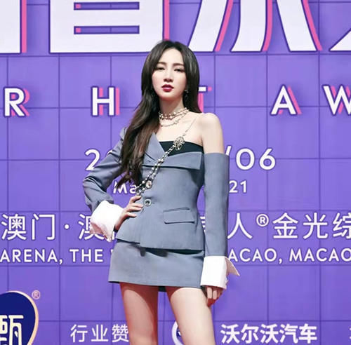 搭配|孟佳好敢穿 搭配西装还露半个肩“筷子腿”又直又美