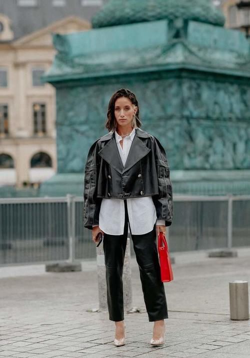 如何把白衬衫穿出时髦感？叠穿高领衫保暖干练又有型，配马甲很酷