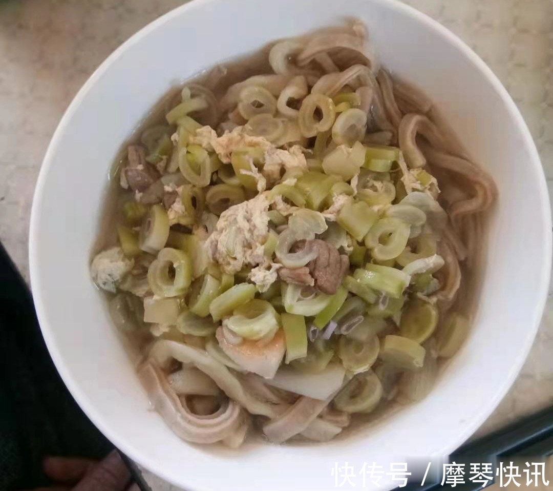 胶东|阔别10年8旬大姨回老家，外甥女做猪耳朵打卤面，一顿饭花了40元