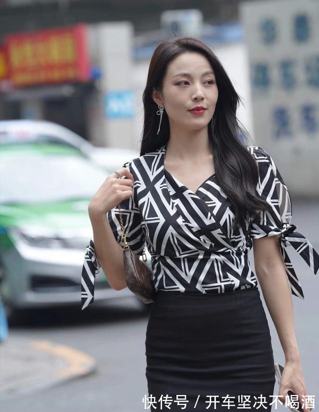 穿搭 黑白格纹衬衫搭配黑色包臀裙,尽显职业女神范!