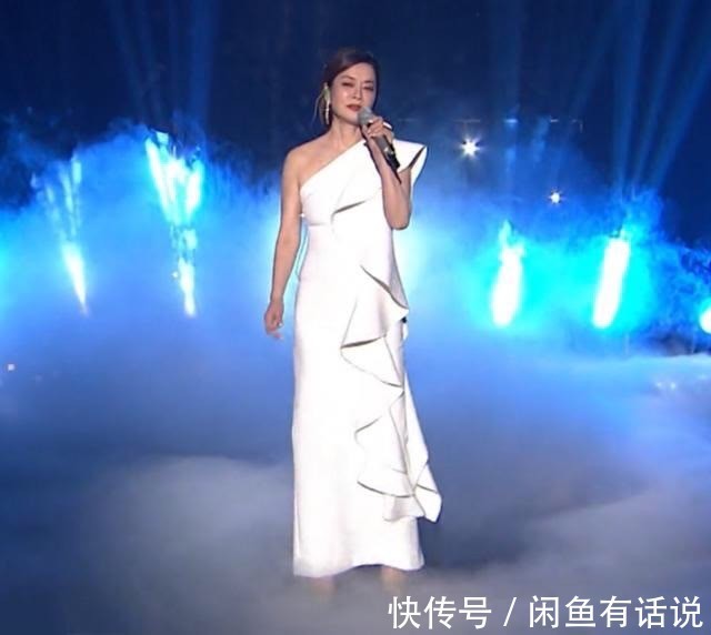 裙装|毛阿敏从容面对衰老,穿黑色长裙梳大背头,皱纹明显气场仍强大