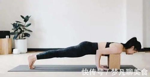 中级|经得起考验的10个基础瑜伽体式,建议每天都练