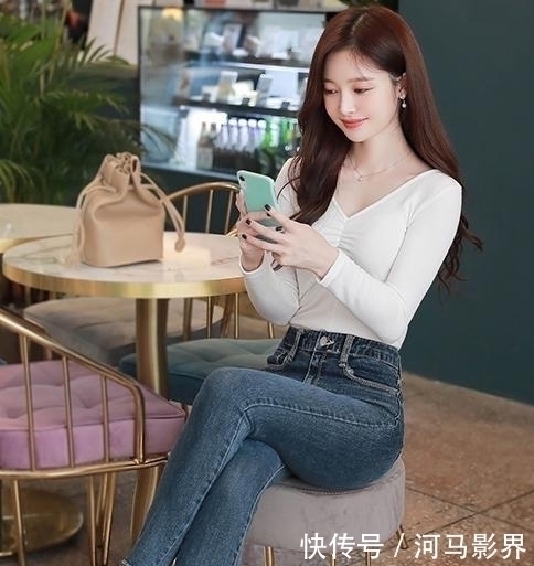 牛仔裤 白色打底衫简洁时尚,搭配修身牛仔裤让造型更显靓丽自信