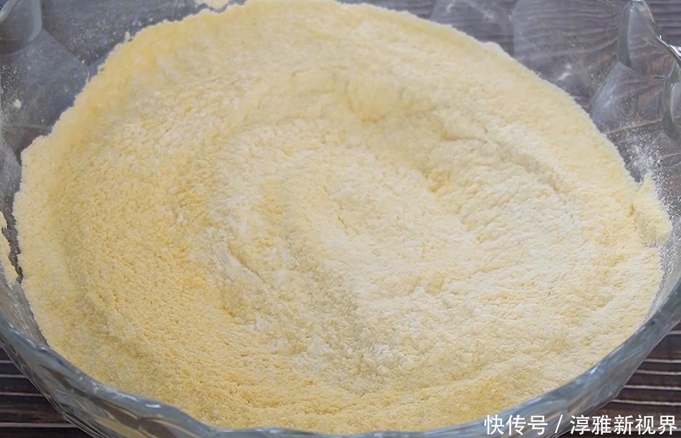 十足|用玉米面做菜饼子,外酥里软,馅料香味十足,我能吃5个,真解馋