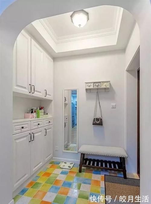 大面积|玄关，别再通铺瓷砖了，当下年轻人都喜欢这样装，也太好看了吧