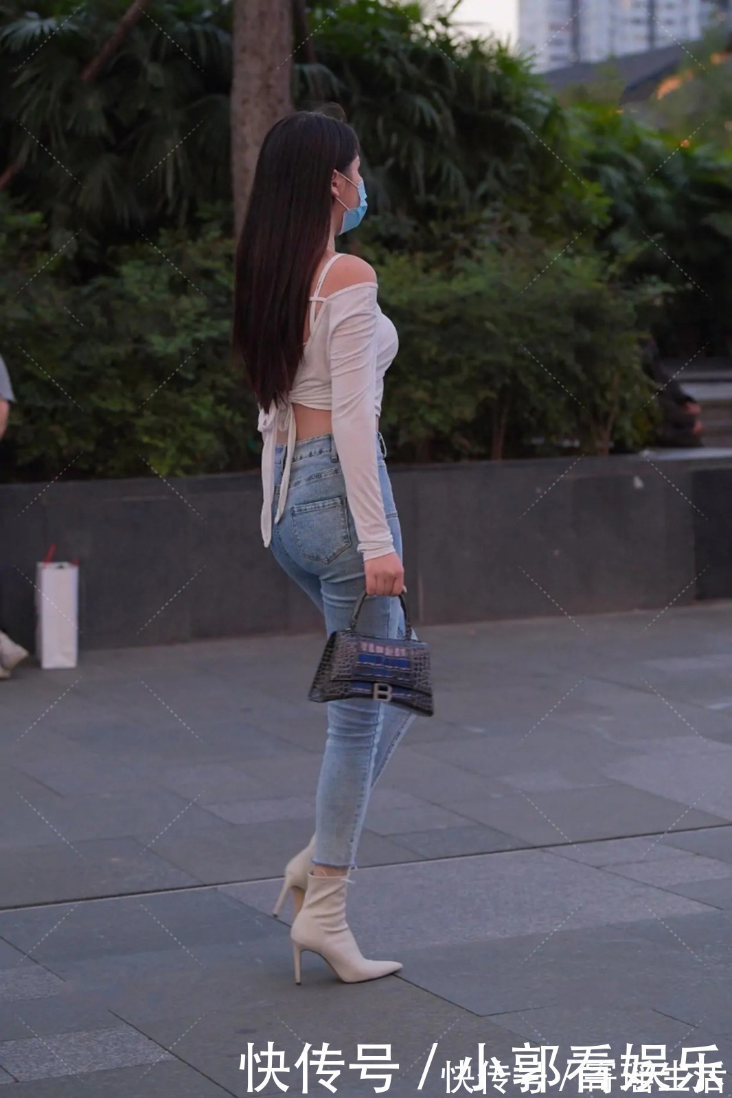 时尚 一字斜肩+牛仔裤穿搭,简单出众,轻松美出时尚感!