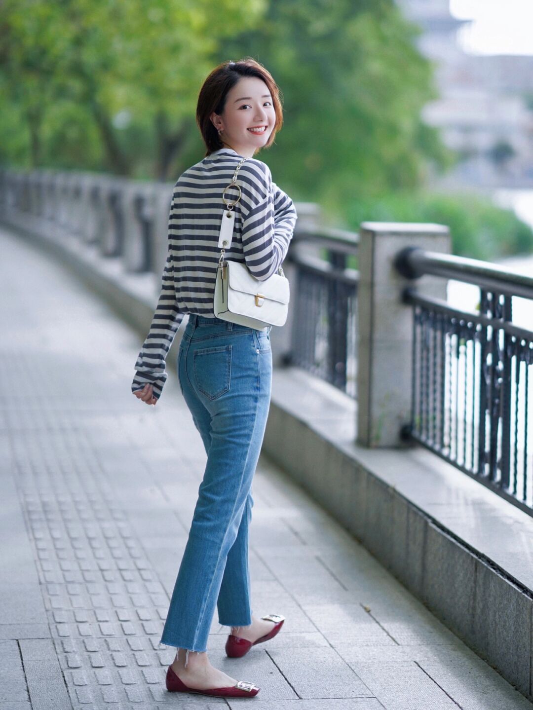 气质|小个子女生如何穿显高?条纹衫配牛仔裤显瘦还提升气质,高级洋气