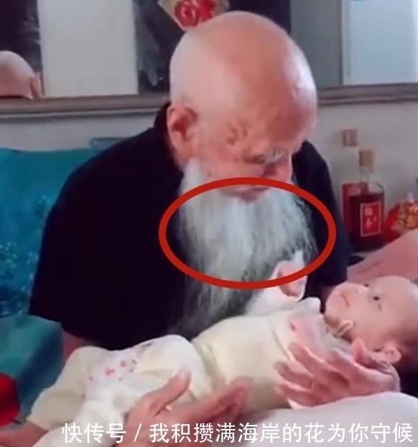 老人|百岁太爷爷和玄孙跨世纪的见面,相视一笑的瞬间,网友:莫名泪目