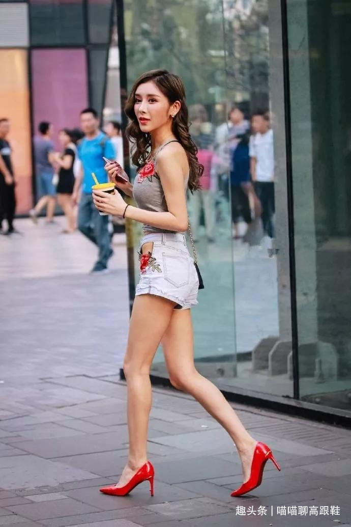 包臀裙 美女,脚上搭配一双红色的高跟鞋,迷人的气质不只一点点