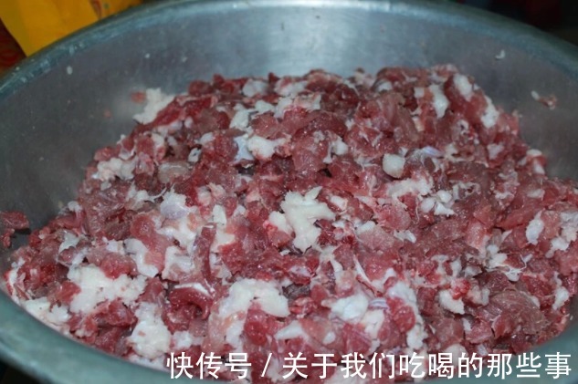 灌腊肠时猪肉洗不洗?很多人做错,难怪腊肠不嫩不香,还长霉变臭