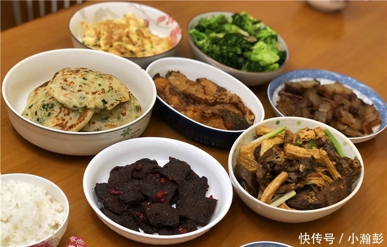  尽兴|周日在亲戚家聚餐，亲戚做了六款客家菜，大家吃得尽兴又满足