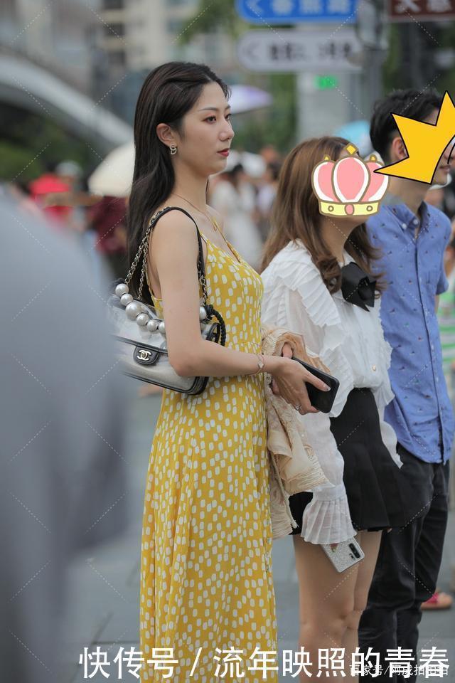 浅色连衣裙,鲜艳明亮,俏皮活泼