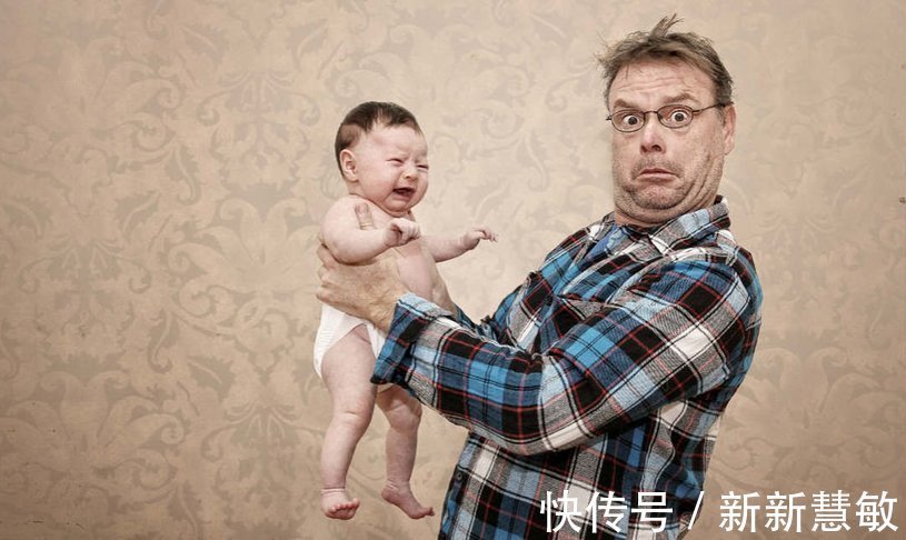 爸爸|爸爸陪双胞胎睡觉,看到这三人的睡姿,网友直呼:亲生的错不了