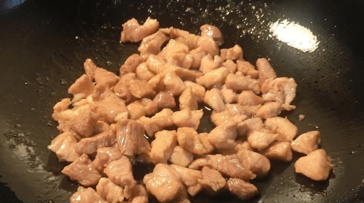 “热锅凉油”什么意思看了大厨的做法后,才知道自己一直都错了