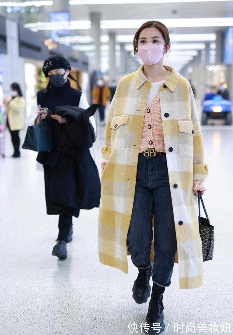 小姐姐 阿Sa也太会穿了吧!黄色格纹大衣叠穿针织开衫,甜美又洋气