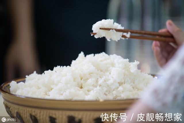 米饭|蒸米饭有人放醋有人放盐?都不对,教你一招,粒粒分明,还不粘锅