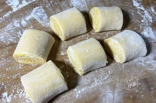 2个红薯，1碗糯米粉，不烤不油炸，简单一做，软糯香甜又多层