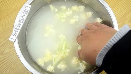 盐水|花菜只用盐和面粉洗，相当于吃虫卵，教你一招，干净卫生又放心
