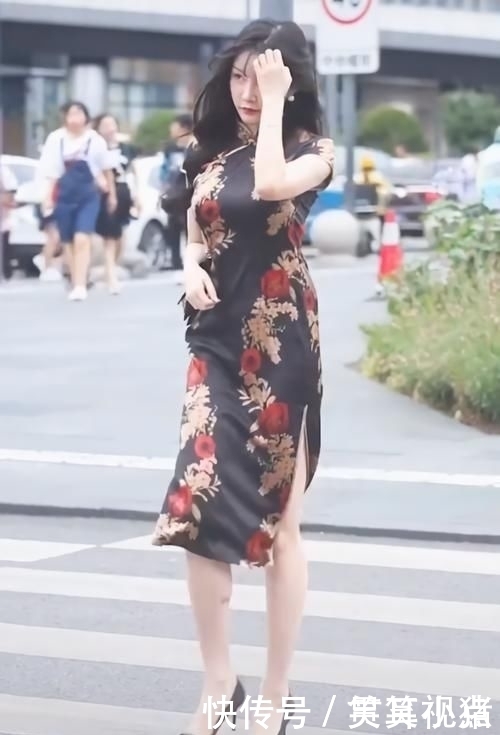 女孩|女孩的“梨形身材”完美诠释旗袍的美,走在街上,回头率百分百