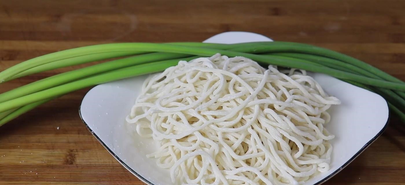 面条这样做,我家隔三差五做着吃,实在是太香了,营养解馋